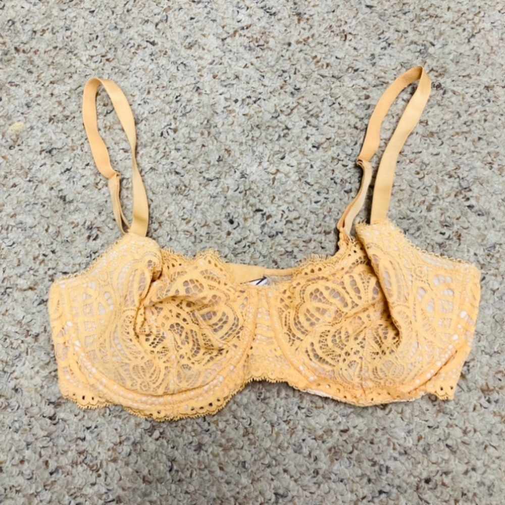 New ⭐️ Victoria’s Secret Pale Tangerine Lace Unpadded Bra 36DD